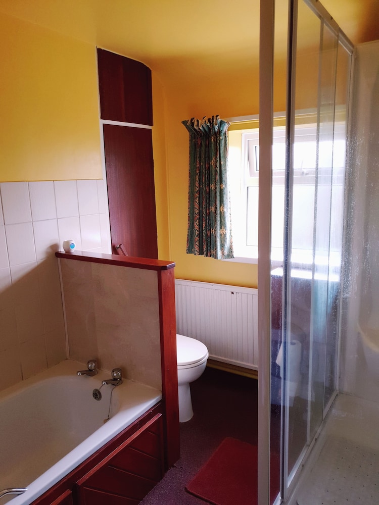 Basic Double Room, 1 Double Bed (Shared Bathroom) photo 2