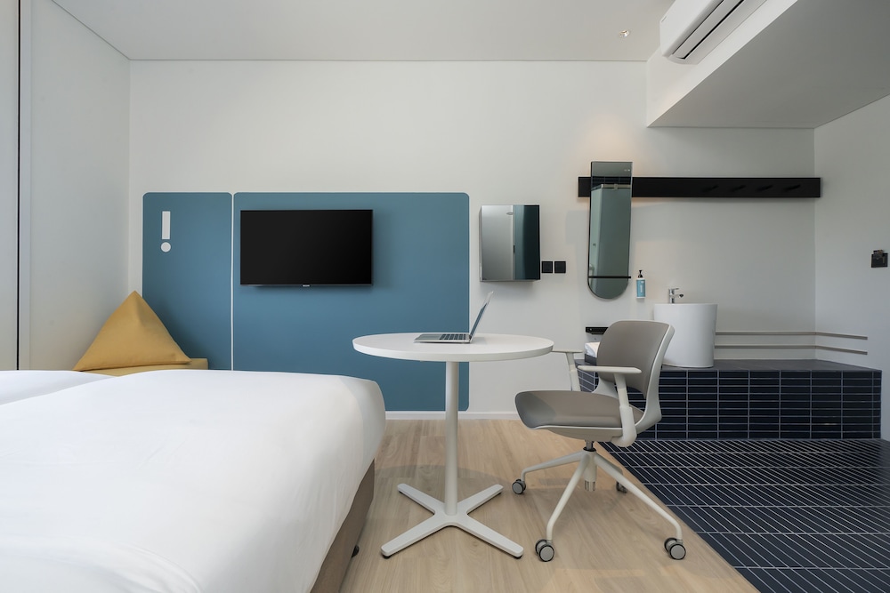 Standard Twin Room - Photo 9