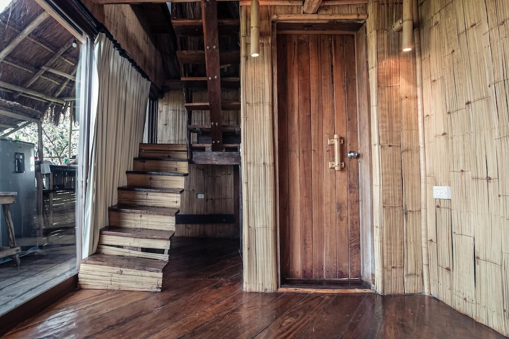Romantic Tree House, 2 Bedrooms, Valley View