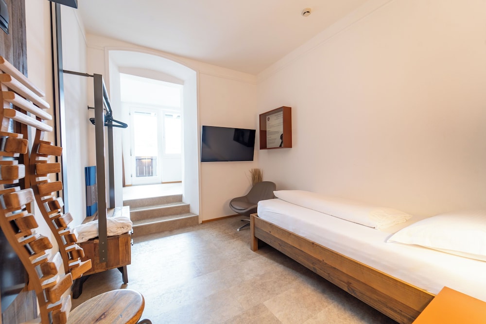 Standard Single Room - Photo 7