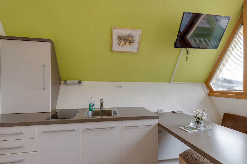 Honeymoon Chalet, 1 Bedroom, Mountainside (Bee House Flip) photo 2
