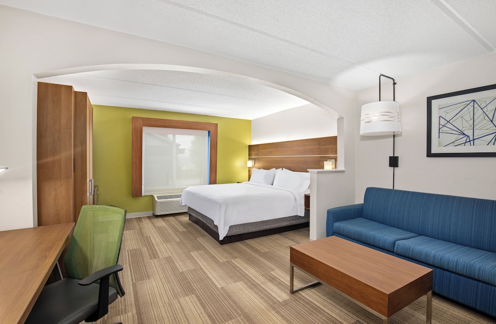 Suite, 1 King Bed with Sofa bed (Wet Bar) - Photo 4