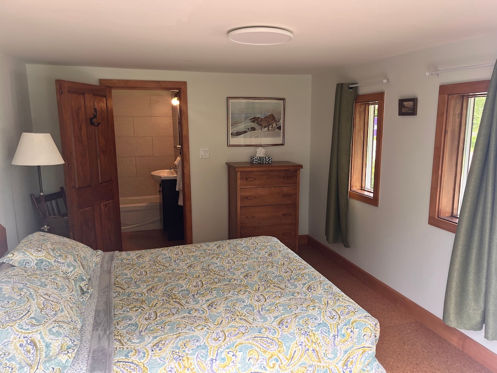 Room, 1 Queen Bed, Private Bathroom, Mountain View photo 2