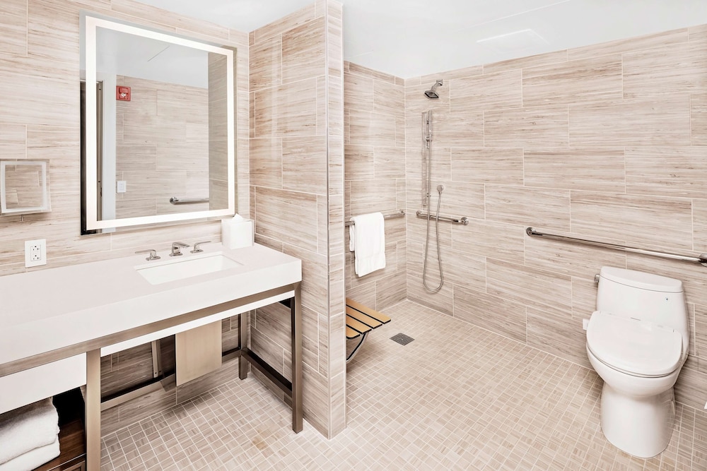 Studio, 1 King Bed, Accessible (Roll-In Shower)