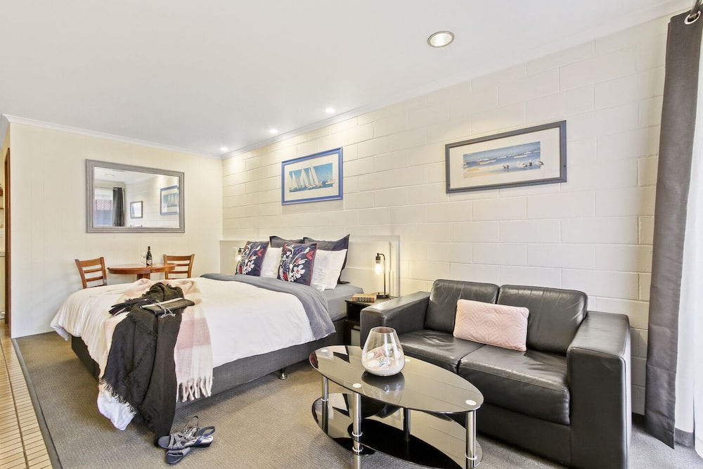 Deluxe Room, 1 King Bed photo 1