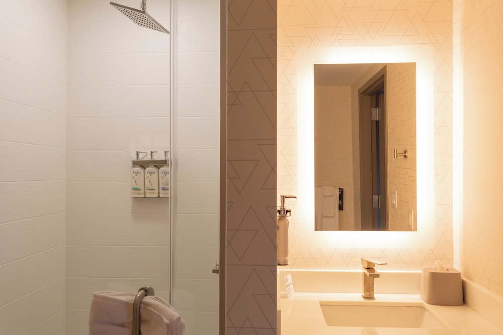 Standard Room, 1 King Bed, Transfer Shower, Non Smoking (Mobility, Transfer Shower) - Photo 5