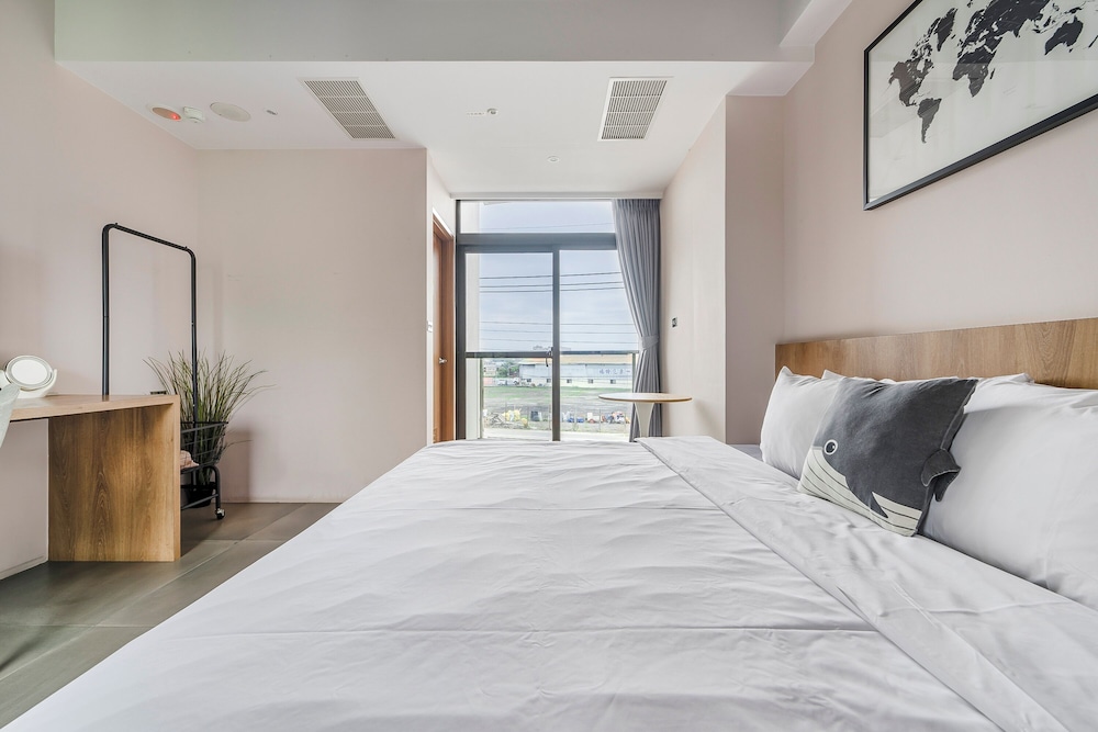 Basic Double Room, 1 King Bed, Ensuite, City View photo 2