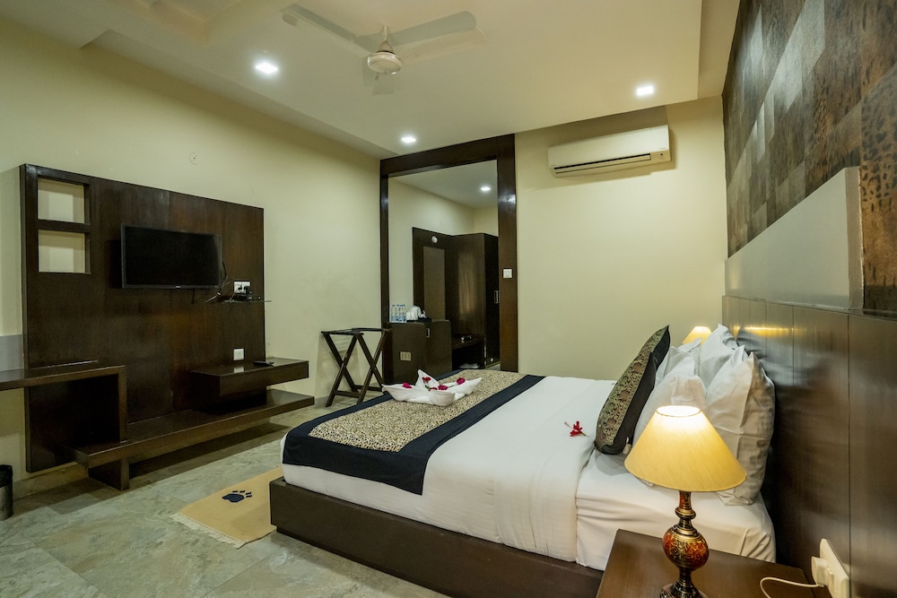 Deluxe Room, 1 King Bed, Garden View photo 2