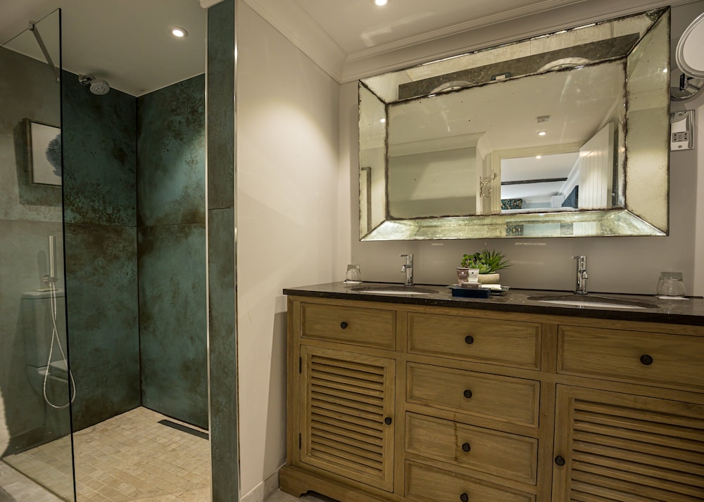 Luxury King Room - Photo 23