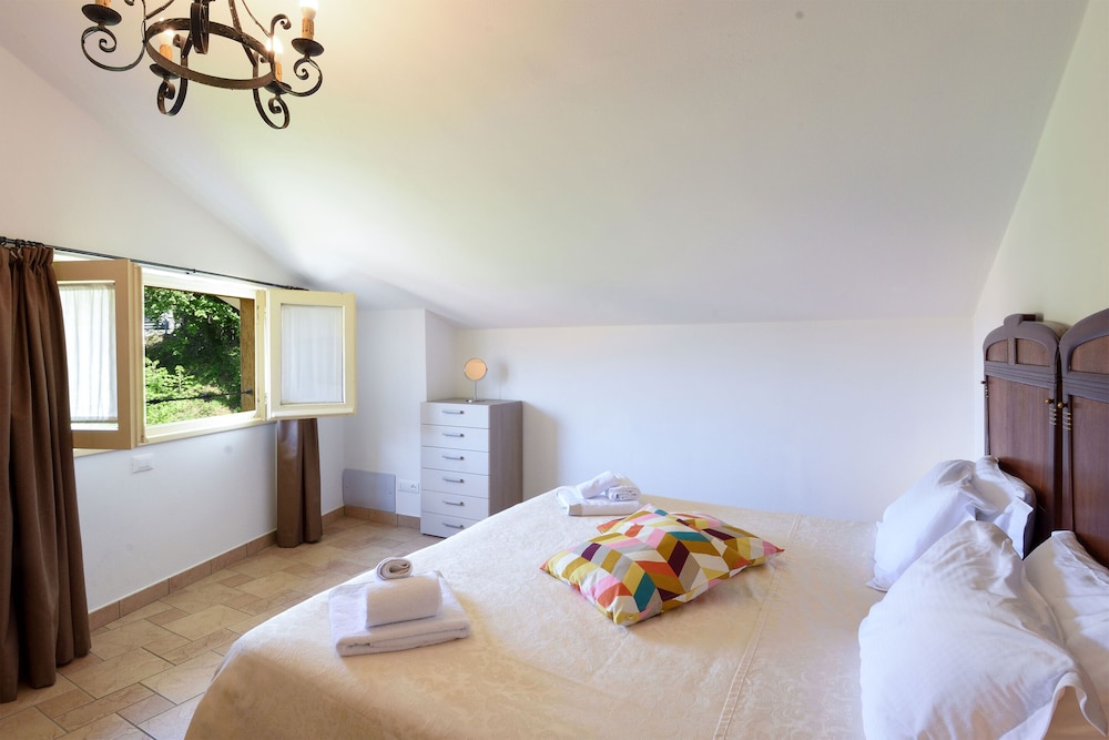 Panoramic Apartment, 2 Bedrooms, Lake View (Mansarda Volta)