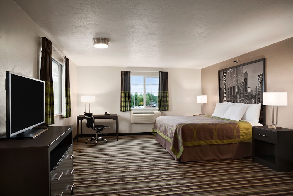 Suite, 1 Queen Bed, Microwave - Photo 2