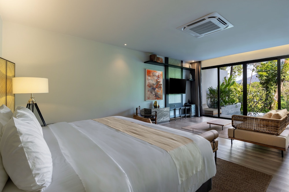 Mountain View Pool Suite - Photo 7