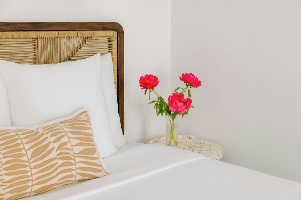 Superior Room, 1 Queen Bed thumbnail 5