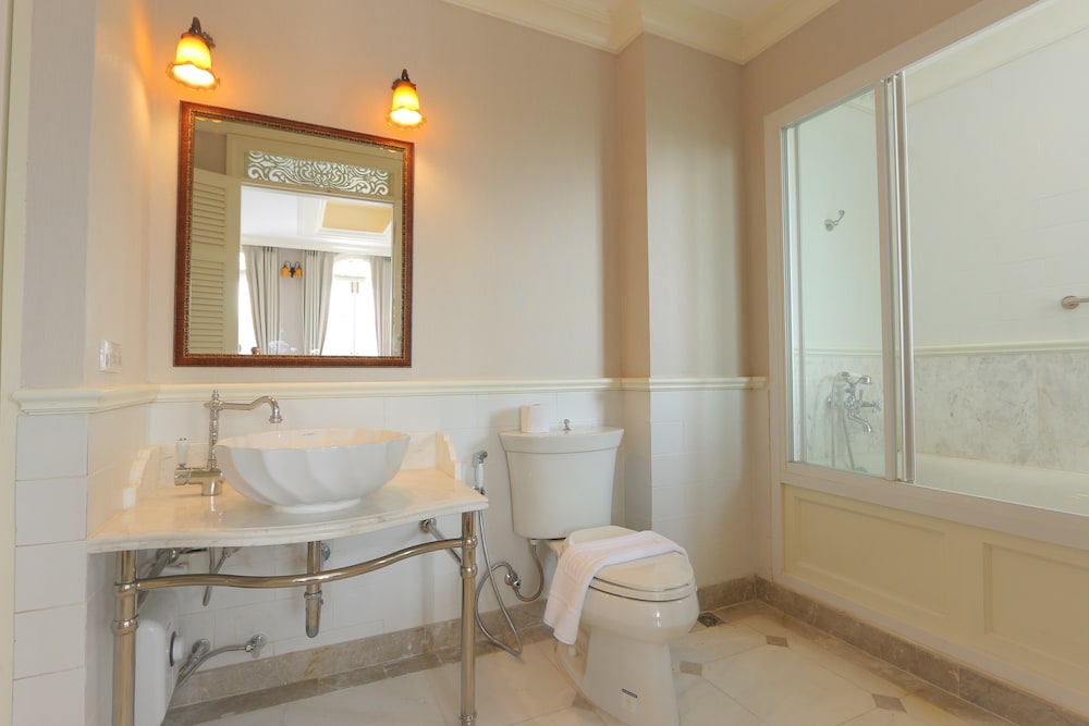 Suite 1 Bedroom thumbnail 6