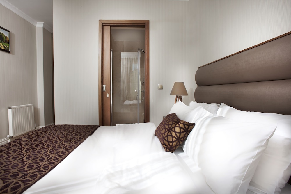Deluxe Room, 1 Bedroom, Ensuite photo 2