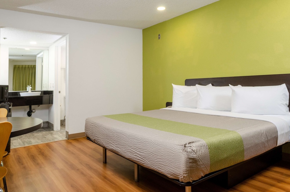 Deluxe Suite, 1 King Bed, Non Smoking, Kitchenette photo 3