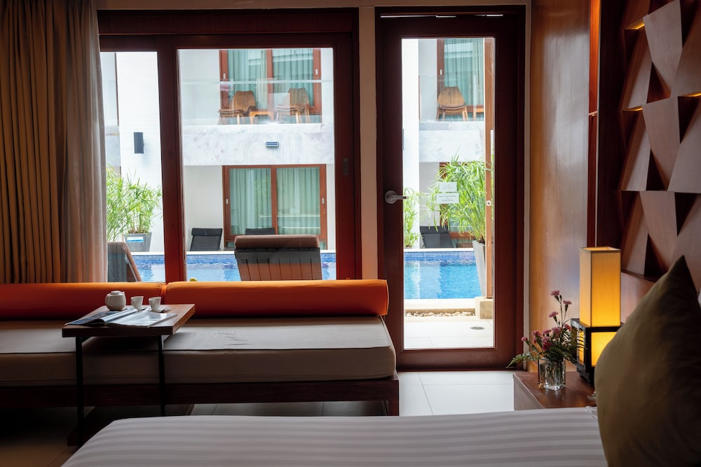 Deluxe Room, Pool Access (Free Daily Minibar) - Photo 4