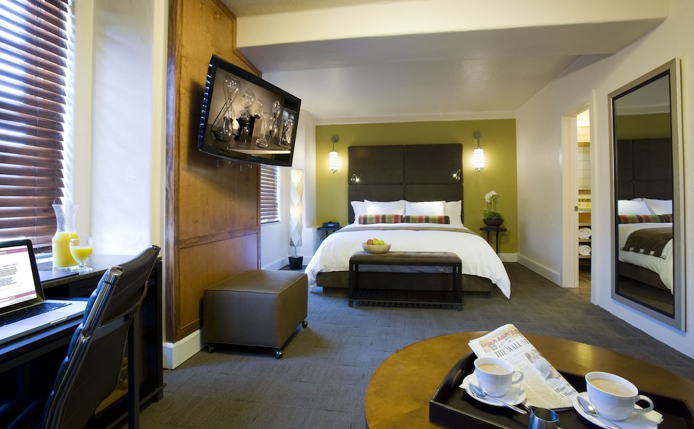 Deluxe Room, 1 King Bed (Sitting Area) photo 2