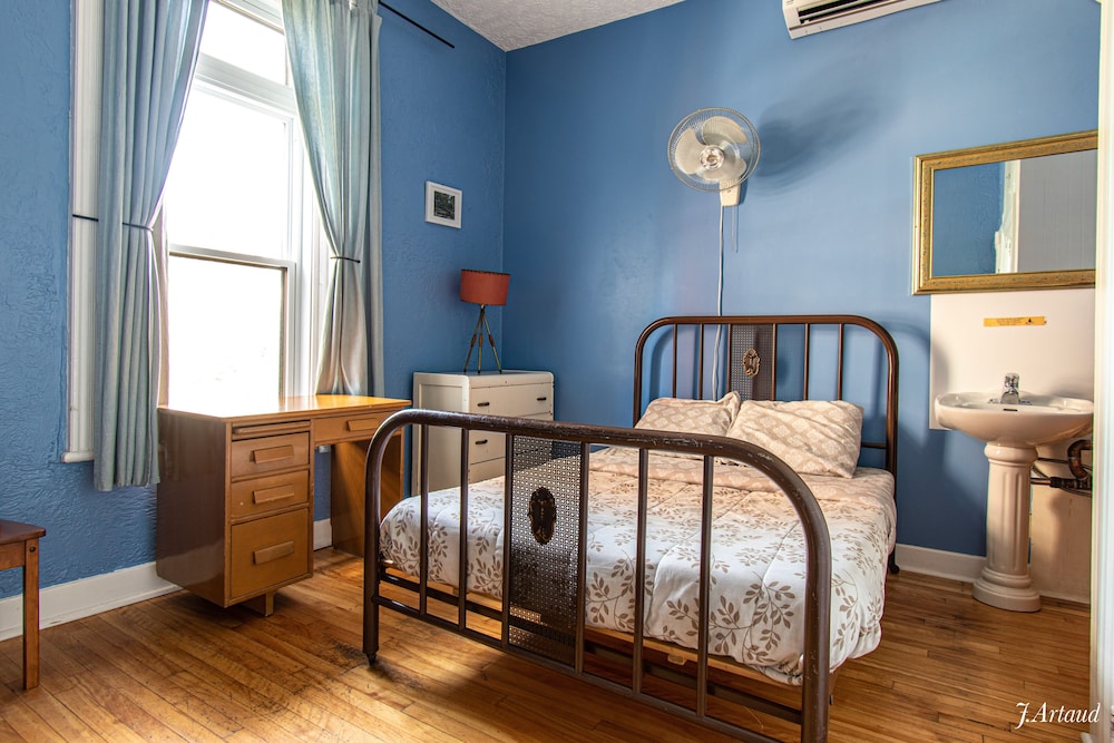 Family, multiple beds, en-suite bathroom, basement