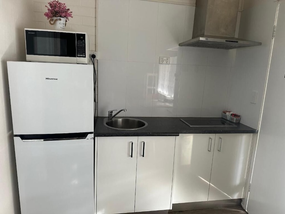 Standard Room, Non Smoking (Queen Room), Kitchenette, No Pets photo 2