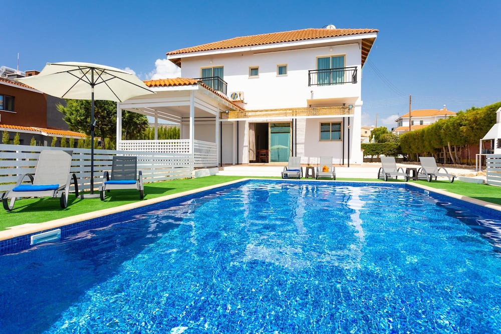 Villa photo 3