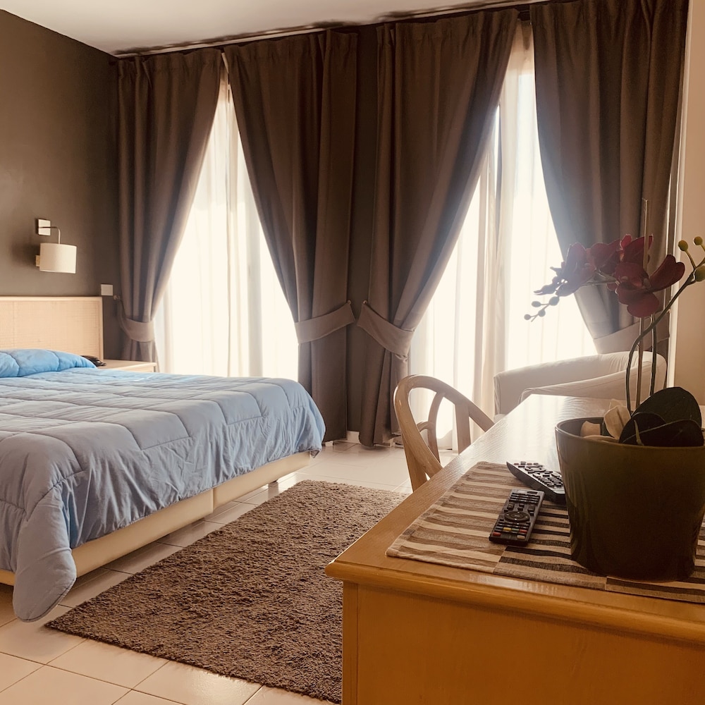 Deluxe Double Room, Private Bathroom, Poolside