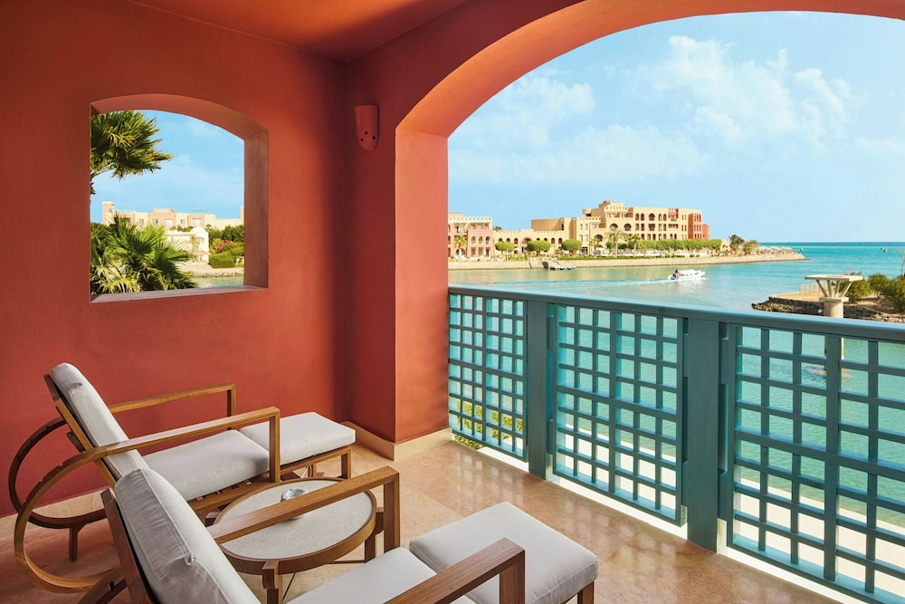 Premium Room, 1 King Bed, Partial Sea View - Photo 3