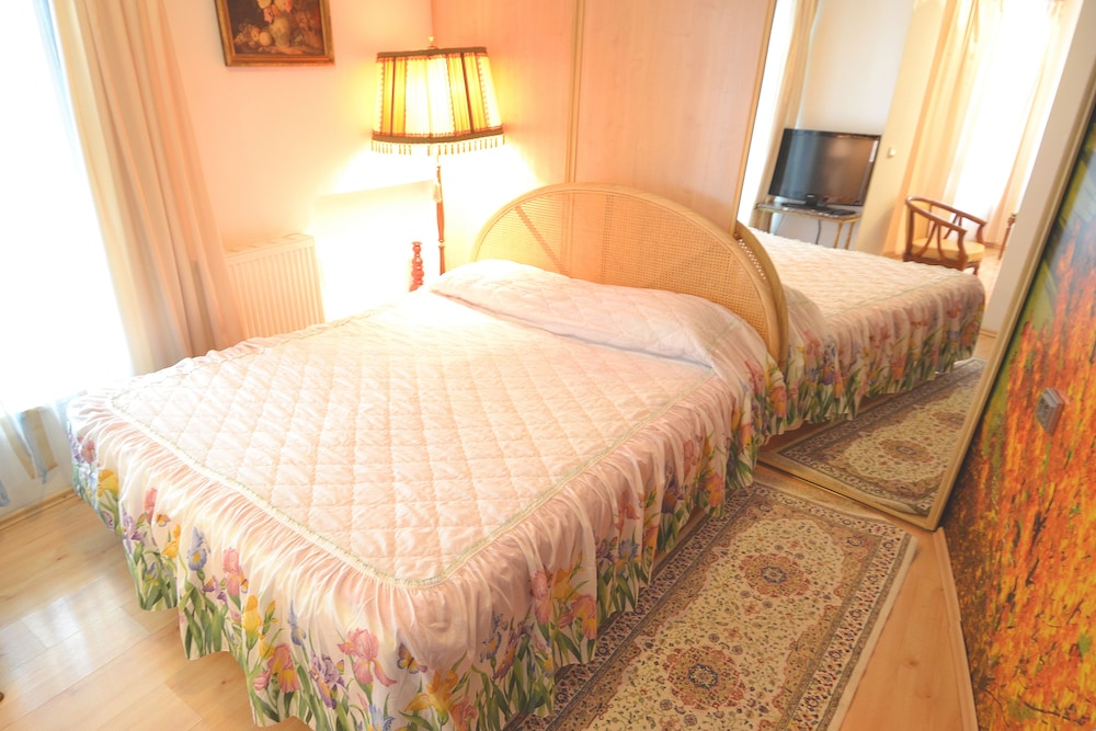 Apartment (Moderate) photo 1