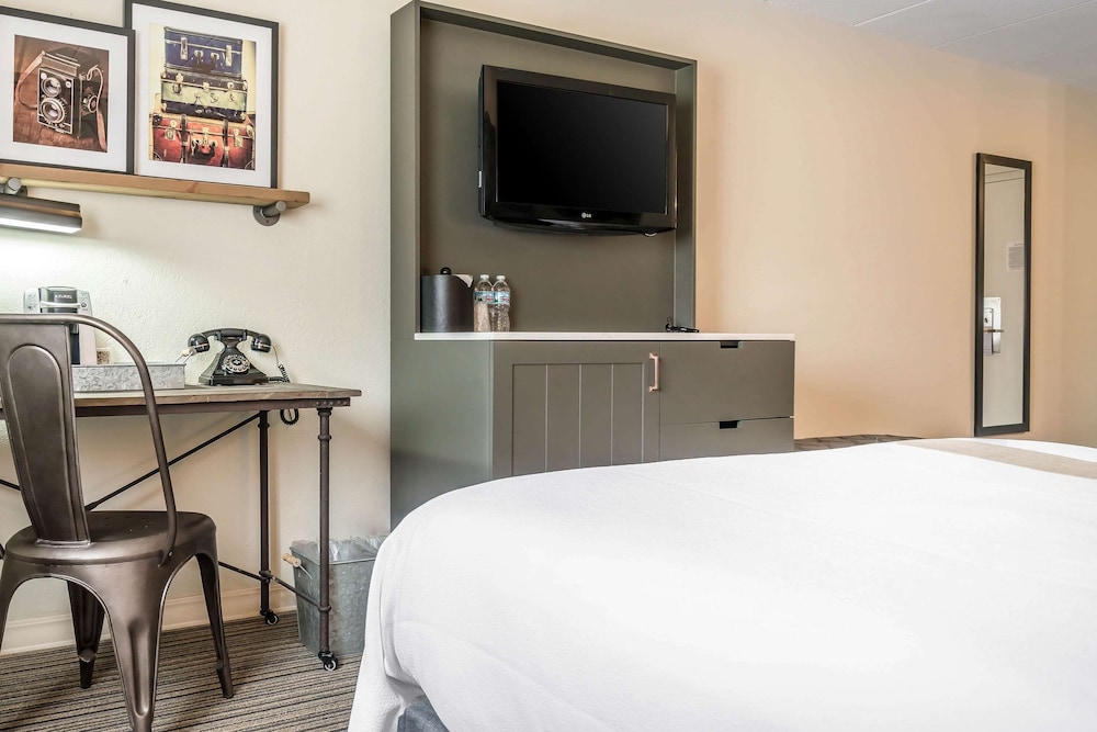 Standard Room, 2 Queen Beds, Non Smoking - Photo 1