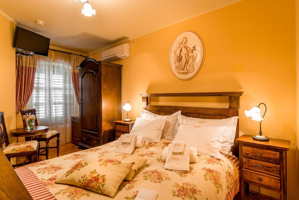 Double Room - Photo 5