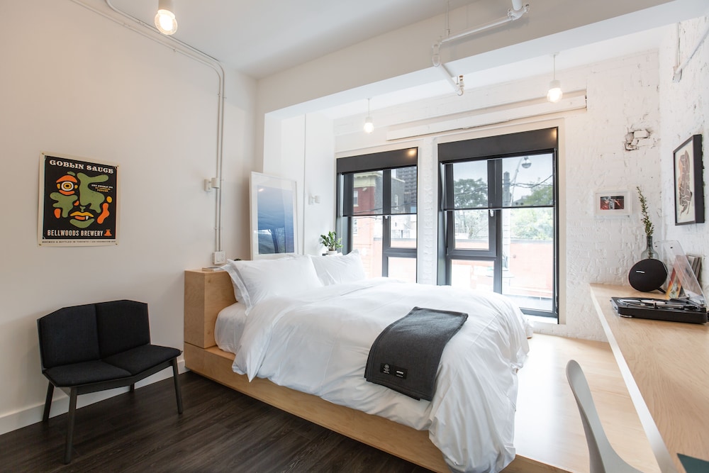 Signature Studio Suite, 1 King Bed - Photo 3
