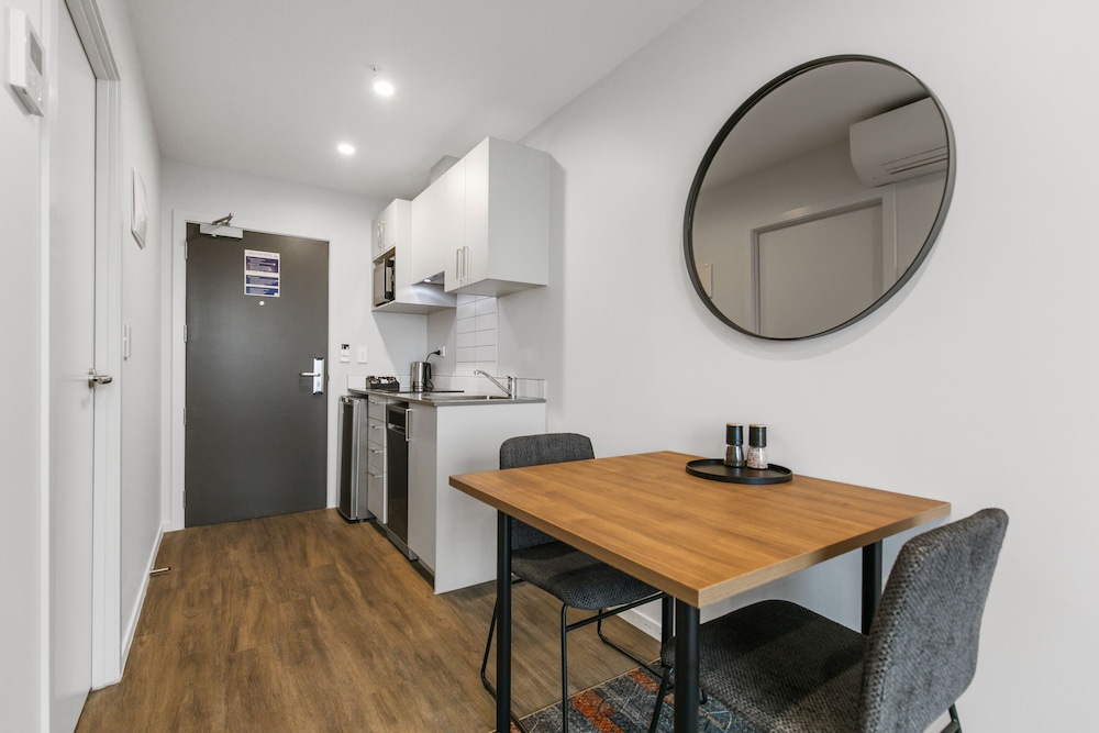 King Studio Apartment with Kitchenette - Photo 4