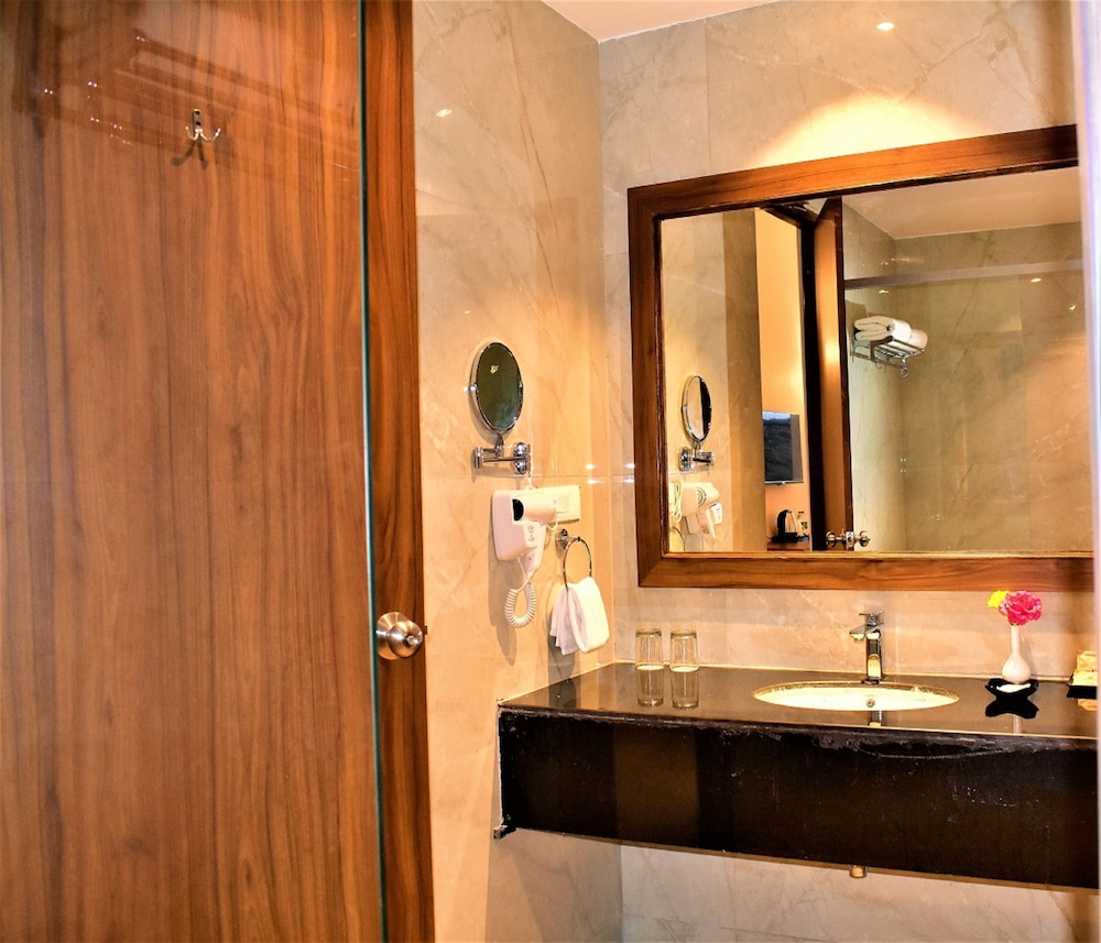 Premium Room with Pool and Garden View - Photo 5