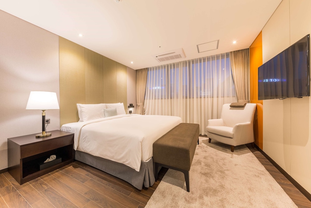 Suite, 1 King Bed, Non Smoking photo 1