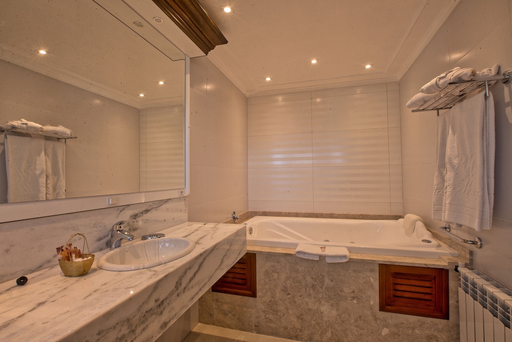 Luxury Suite, Jetted Tub thumbnail 6
