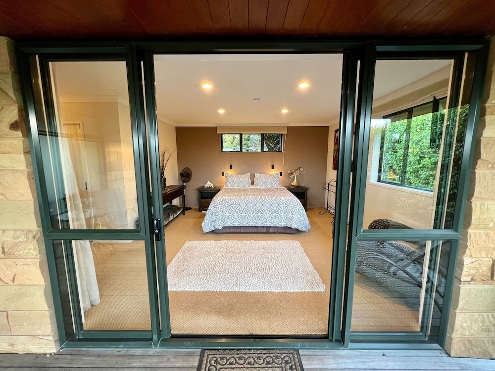Deluxe Double Room, 1 King Bed, Private Bathroom, Garden View photo 2