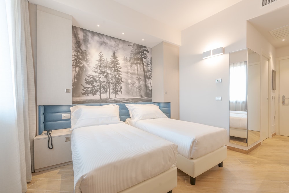 Standard Double or Twin Room - Photo 1