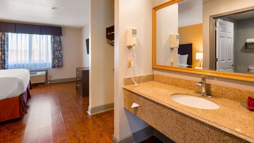 Suite, 1 King Bed, Non Smoking, Refrigerator & Microwave - Photo 3
