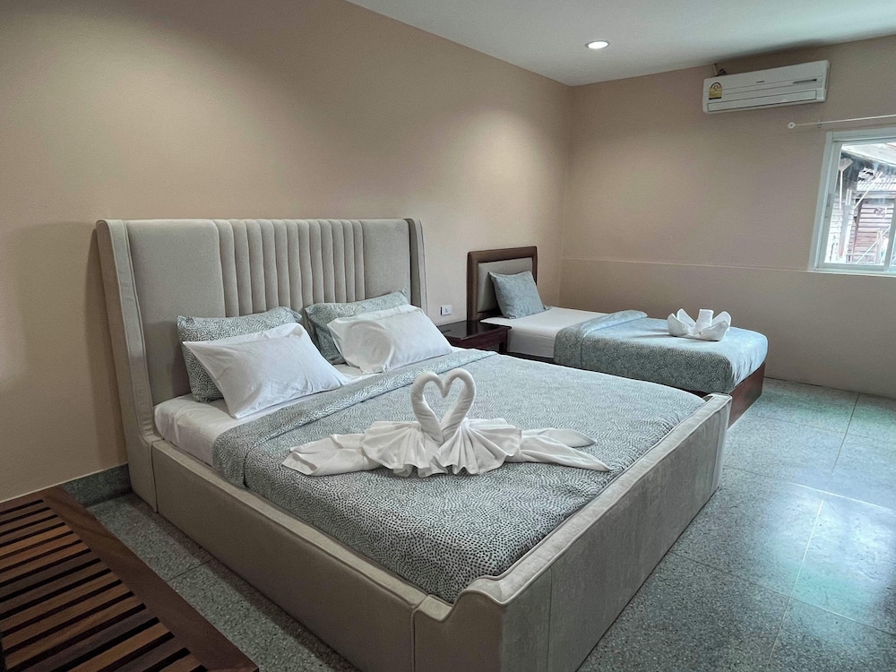 Comfort Room, Multiple Beds, Non Smoking