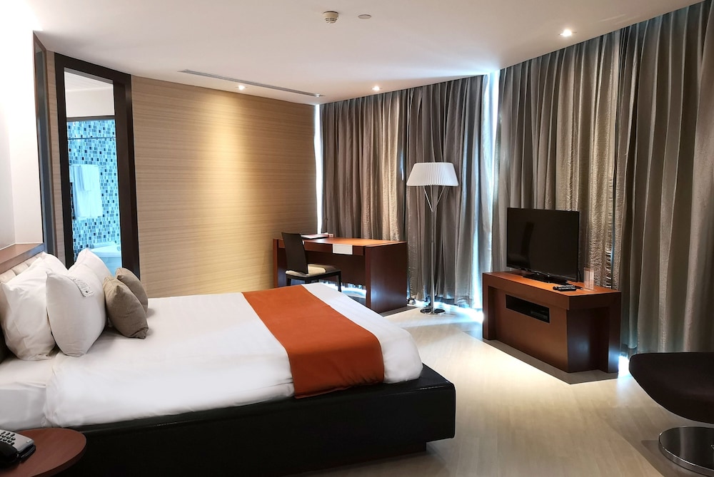 2 Bedroom Ocean View Royal Suite thumbnail 5