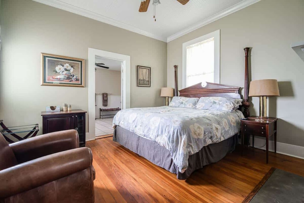 House, Multiple Beds, Patio, Garden View (208 N Avenue G) photo 1