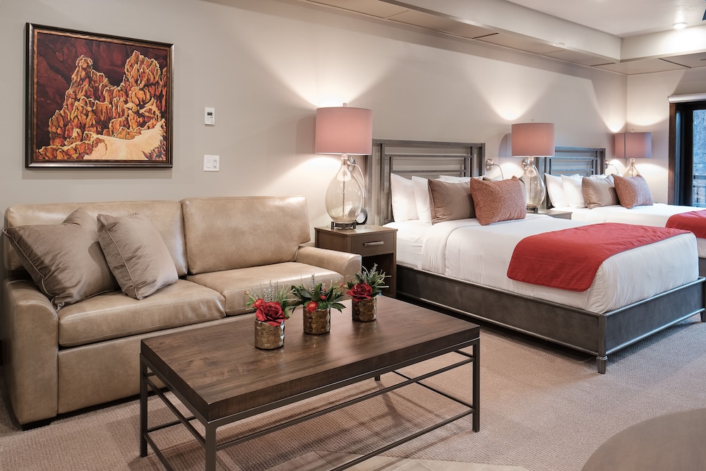 Queen Hillside Suite photo 2