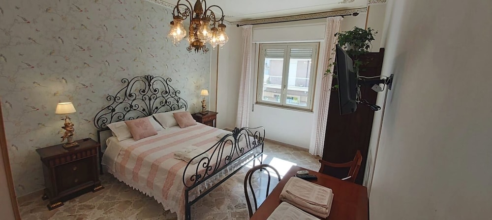 Classic Double Room, 1 Queen Bed, Non Smoking photo 2