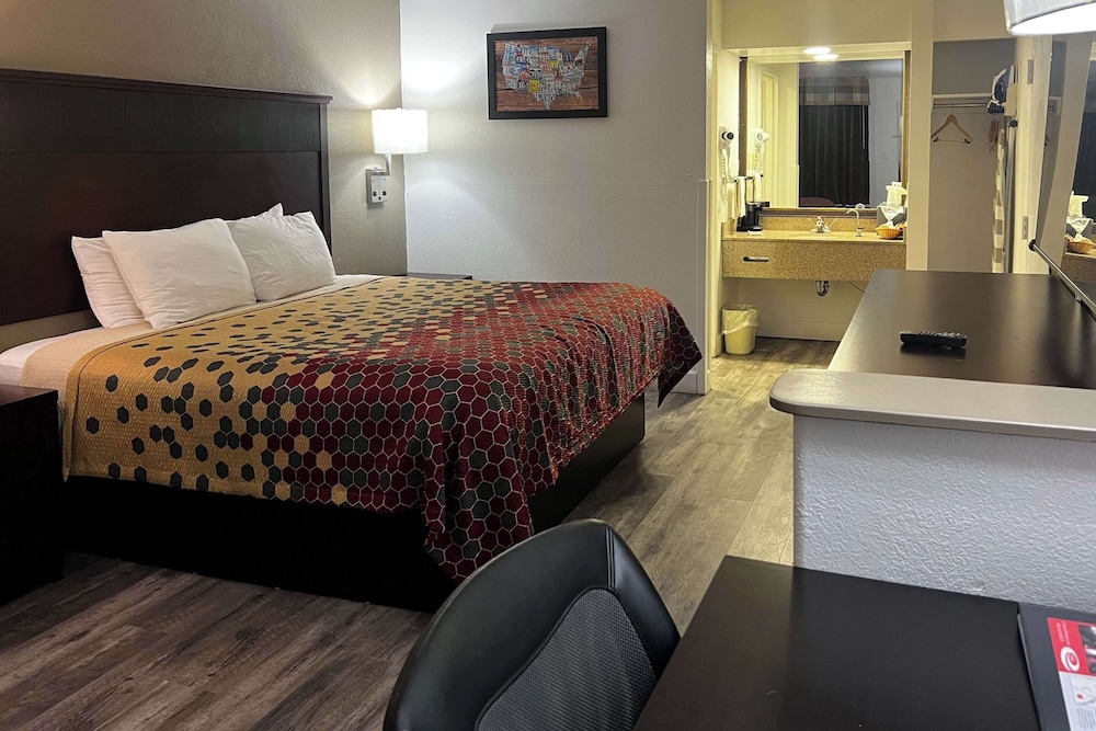 Room, 1 King Bed, Accessible, Non Smoking (Upgrade) - Photo 1