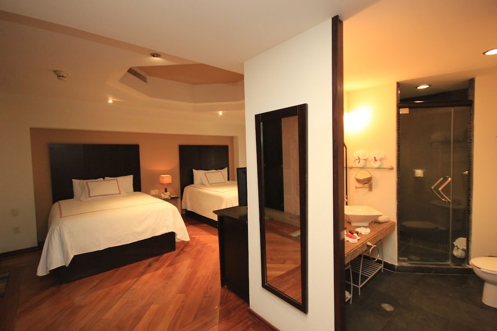 Standard Room, 2 Queen Beds photo 3