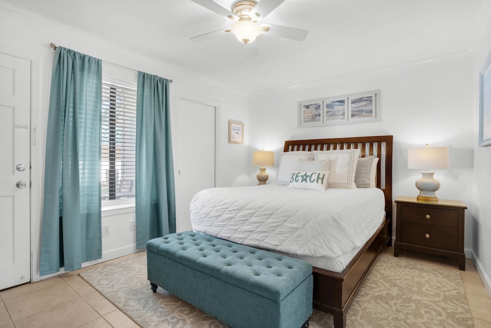 Condo, 1 Queen Bed with Sofa bed (Sandprints B3 - Miramar Sands)