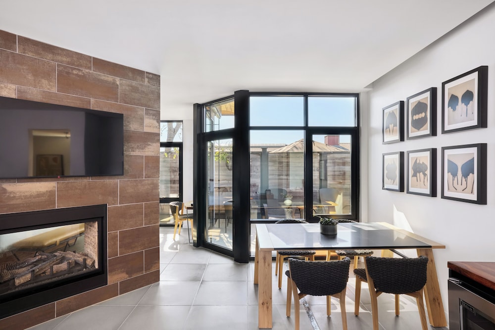 Suite, 1 Bedroom, Mobility Accessible (Tufa) - Photo 1