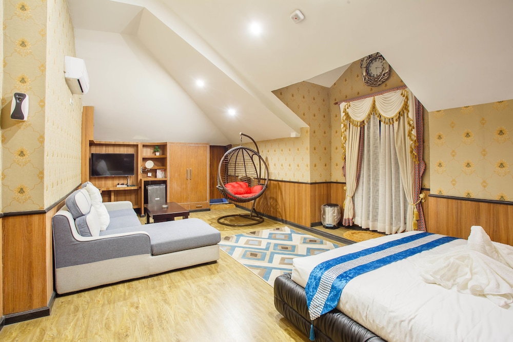 Royal Self-Catering One Bedroom Apartment