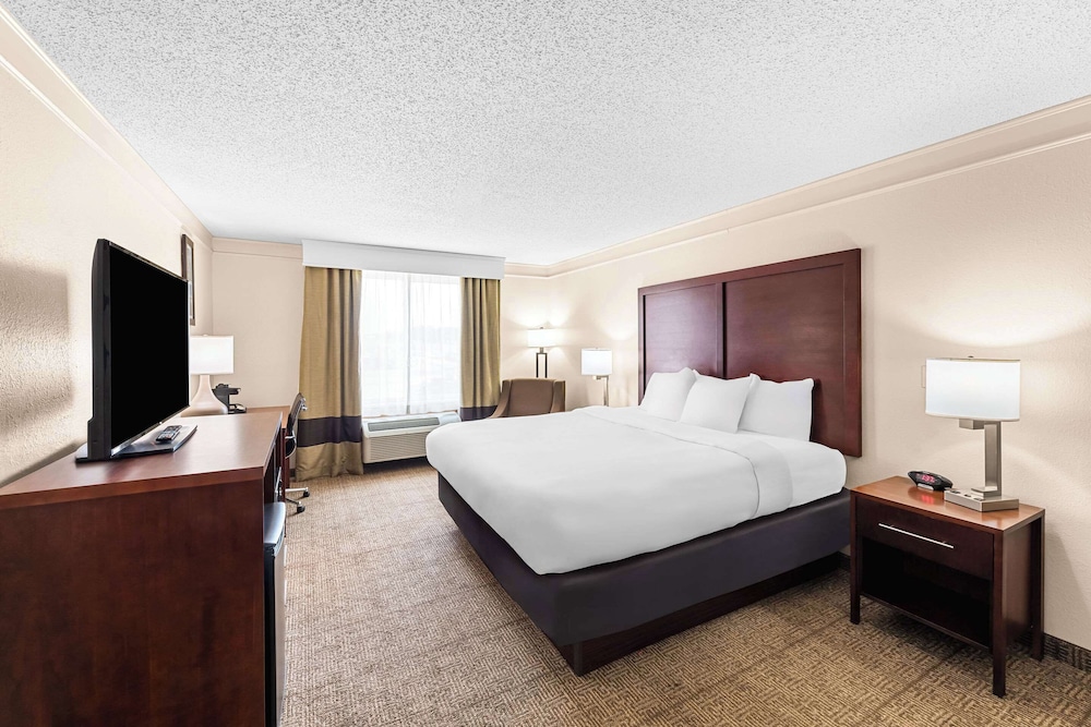 Standard Room, 1 King Bed, Non Smoking - Photo 1