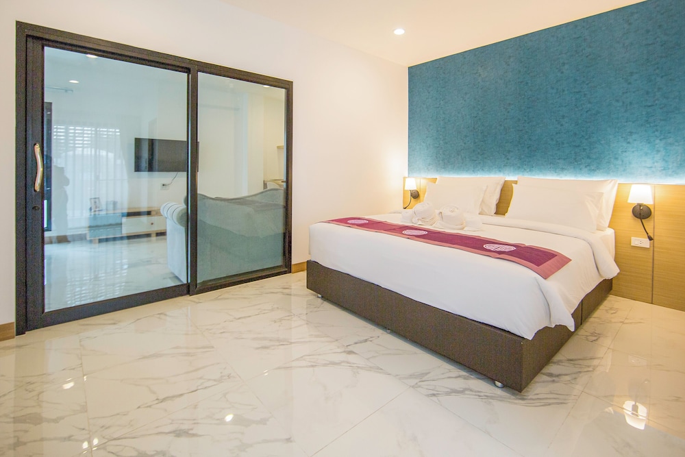 One Bedroom Suite - Photo 1